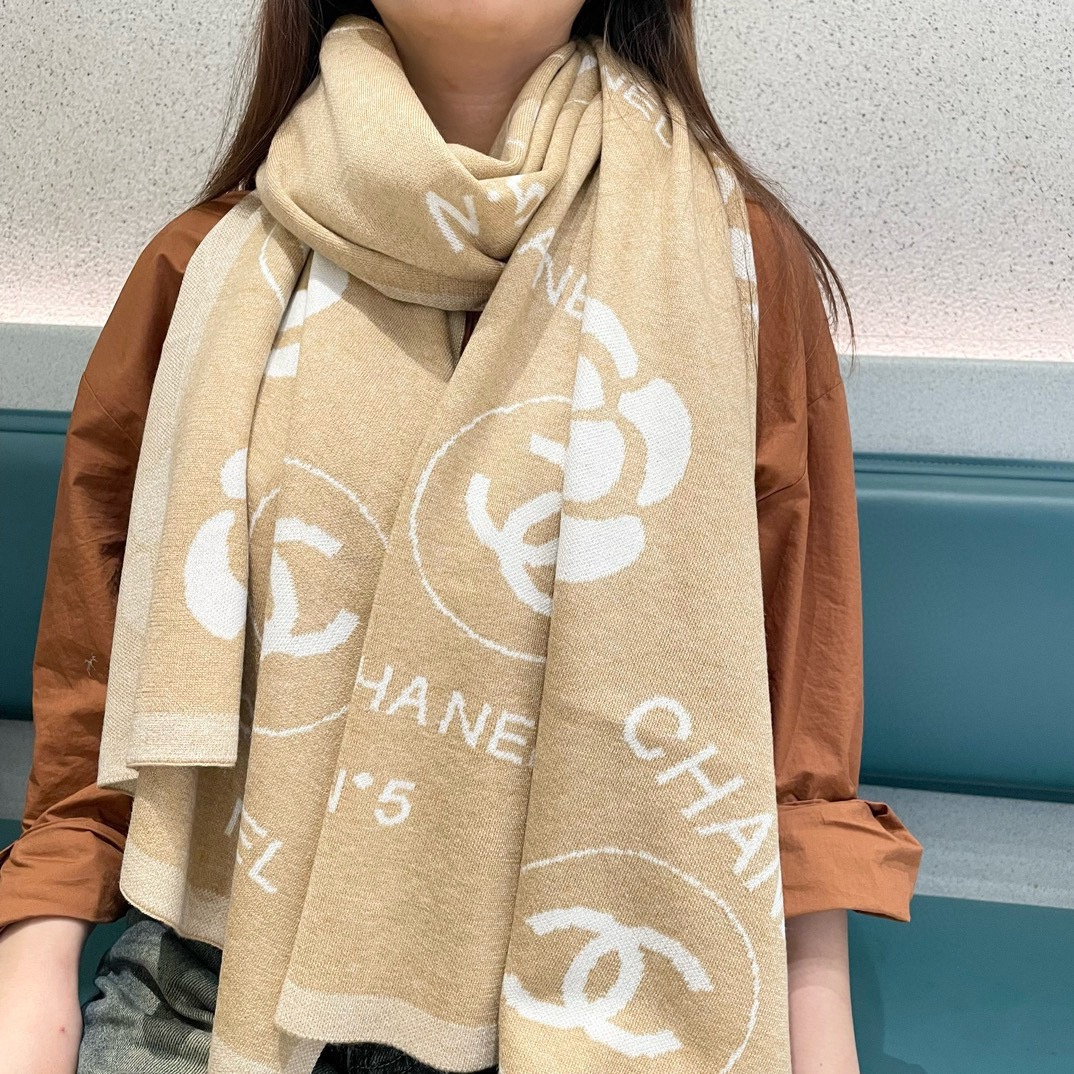 😍👍香奈儿2025专柜最新款‼️【顶级针织围巾】。爆款哦  😘💍实物真心美 🎀披肩配以精美针织💓💃🏻整条