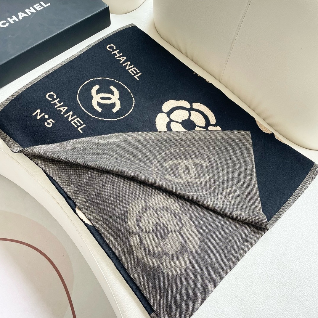 😍👍香奈儿2025专柜最新款‼️【顶级针织围巾】。爆款哦  😘💍实物真心美 🎀披肩配以精美针织💓💃🏻整条