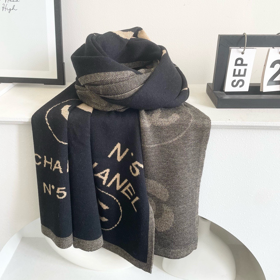 😍👍香奈儿2025专柜最新款‼️【顶级针织围巾】。爆款哦  😘💍实物真心美 🎀披肩配以精美针织💓💃🏻整条