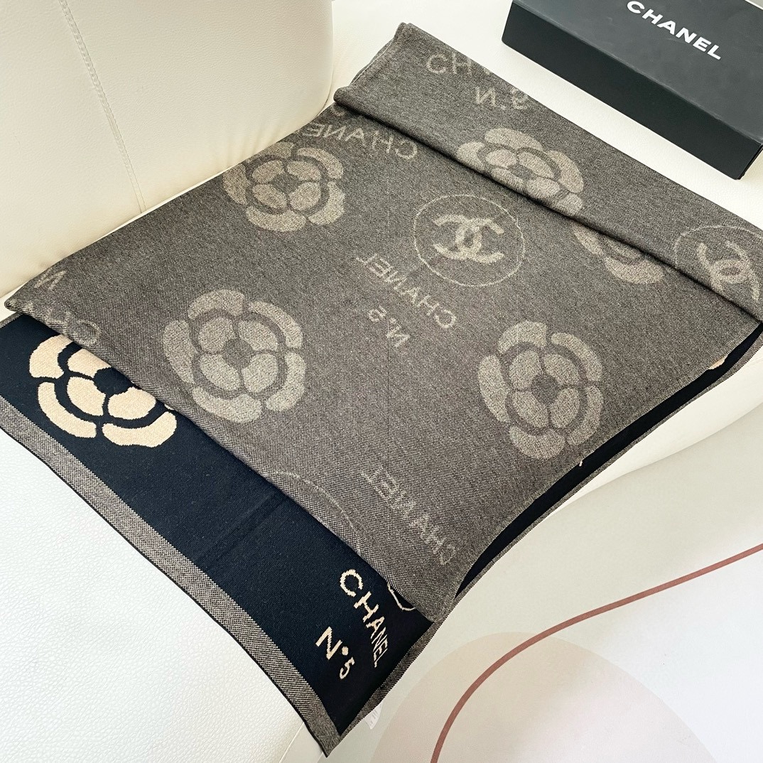 😍👍香奈儿2025专柜最新款‼️【顶级针织围巾】。爆款哦  😘💍实物真心美 🎀披肩配以精美针织💓💃🏻整条