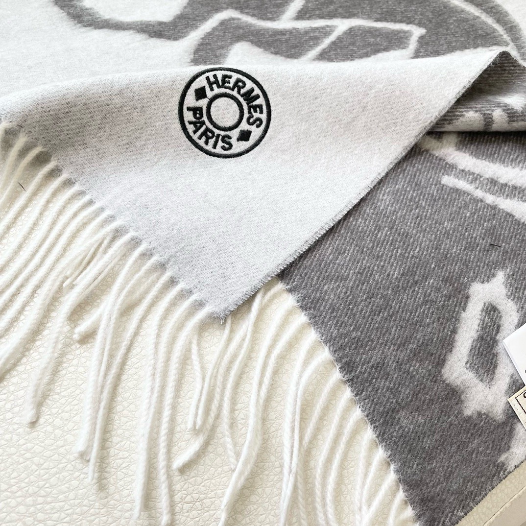   上新2025爱马仕男女款围巾且买且珍惜😍~都是出口订单所以比较难遇❤️东西讲究少而精😍好看的一定要收