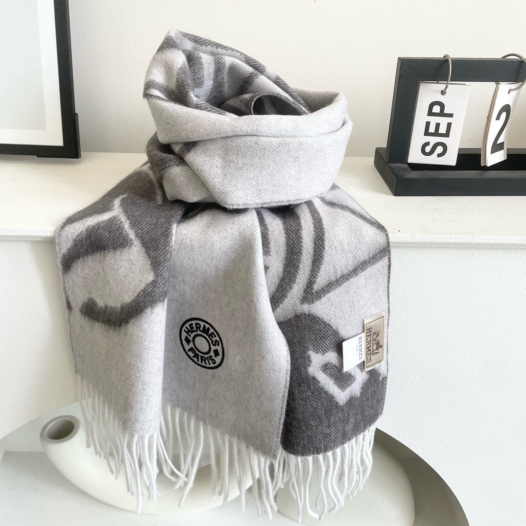  上新2025爱马仕男女款围巾且买且珍惜😍~都是出口订单所以比较难遇❤️东西讲究少而精😍好看的一定要收
