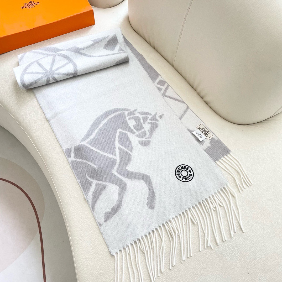   上新2025爱马仕男女款围巾且买且珍惜😍~都是出口订单所以比较难遇❤️东西讲究少而精😍好看的一定要收