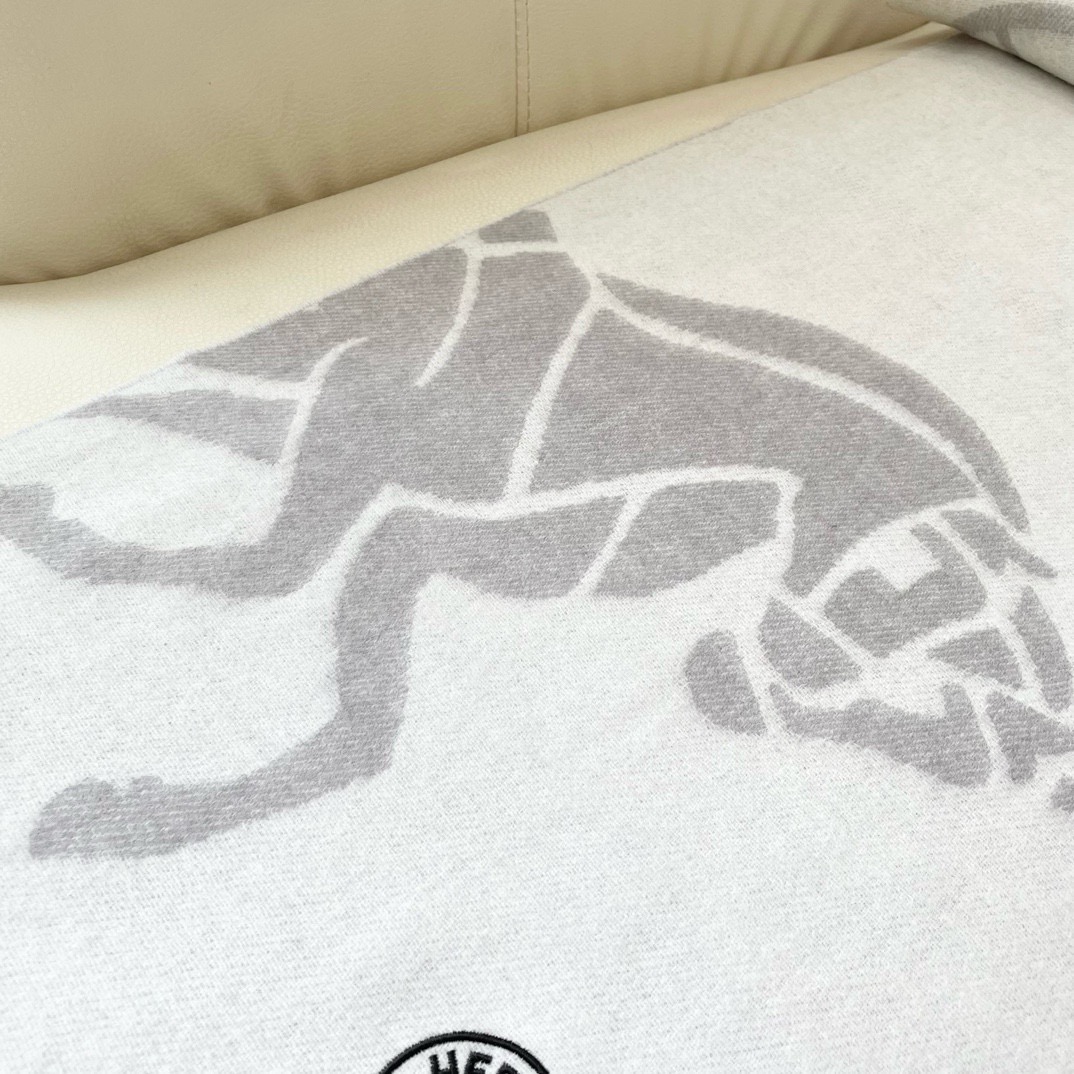   上新2025爱马仕男女款围巾且买且珍惜😍~都是出口订单所以比较难遇❤️东西讲究少而精😍好看的一定要收