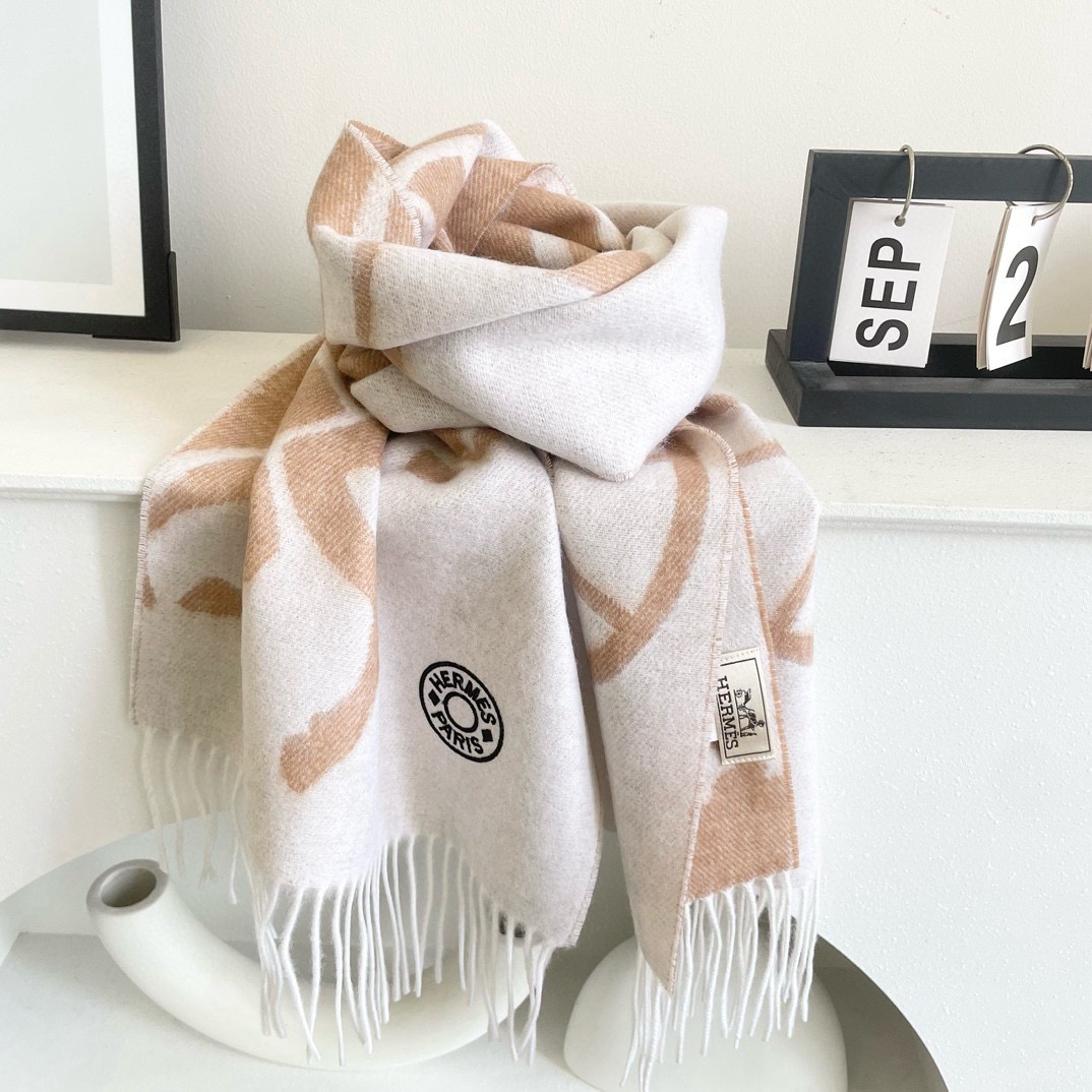   上新2025爱马仕男女款围巾且买且珍惜😍~都是出口订单所以比较难遇❤️东西讲究少而精😍好看的一定要收