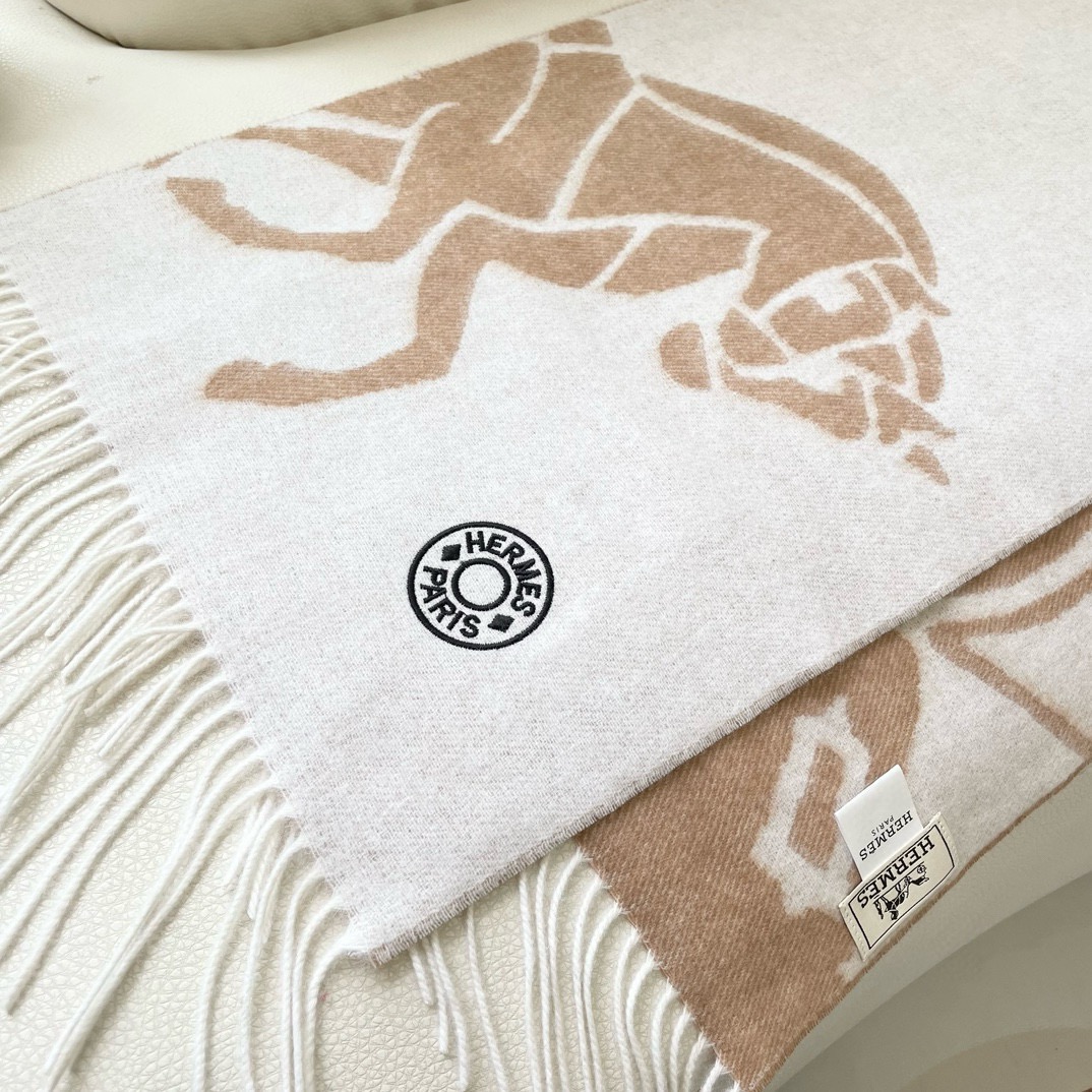   上新2025爱马仕男女款围巾且买且珍惜😍~都是出口订单所以比较难遇❤️东西讲究少而精😍好看的一定要收