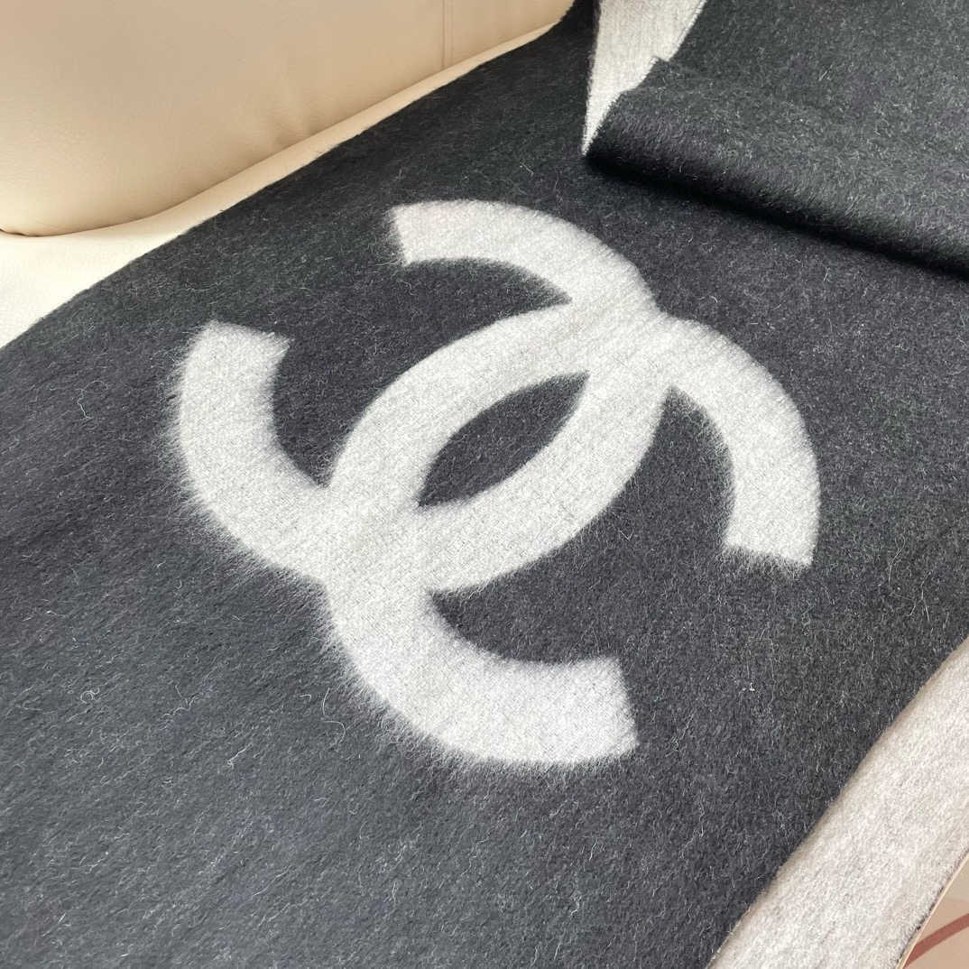  新款 羊绒版本出货啦 重磅推荐‼️CHANEL羊绒长巾👏顶级原单品质旷世绝美【小香披肩】羊绒围巾，顶级