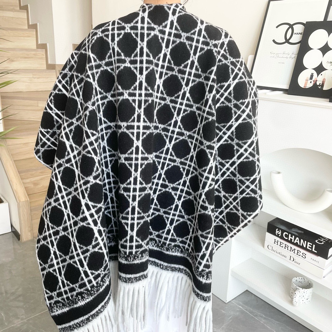 ✨重磅推荐‼️CD印花大方巾❗️围巾披肩毛毯三用，超级惊艳的一款！百分百保真！超唯美的一款正品订单，去年