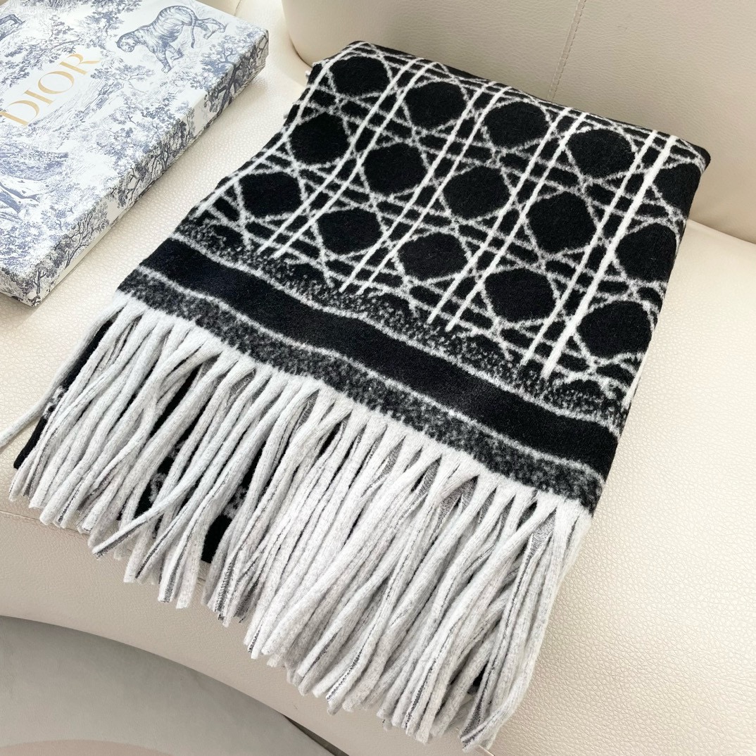 ✨重磅推荐‼️CD印花大方巾❗️围巾披肩毛毯三用，超级惊艳的一款！百分百保真！超唯美的一款正品订单，去年