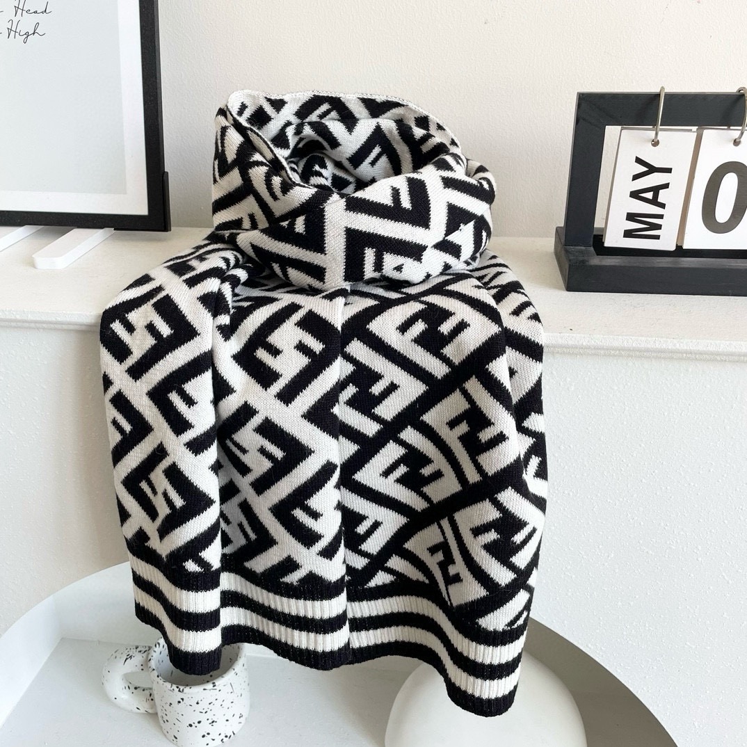  芬迪 最能碰撞出高级感❗️今年最流行的老花FF元素风格，时髦小姐姐推荐~Fendi 羊绒围巾~搭配服饰