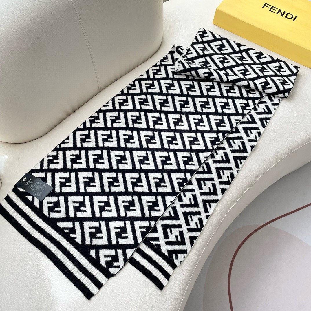  芬迪 最能碰撞出高级感❗️今年最流行的老花FF元素风格，时髦小姐姐推荐~Fendi 羊绒围巾~搭配服饰