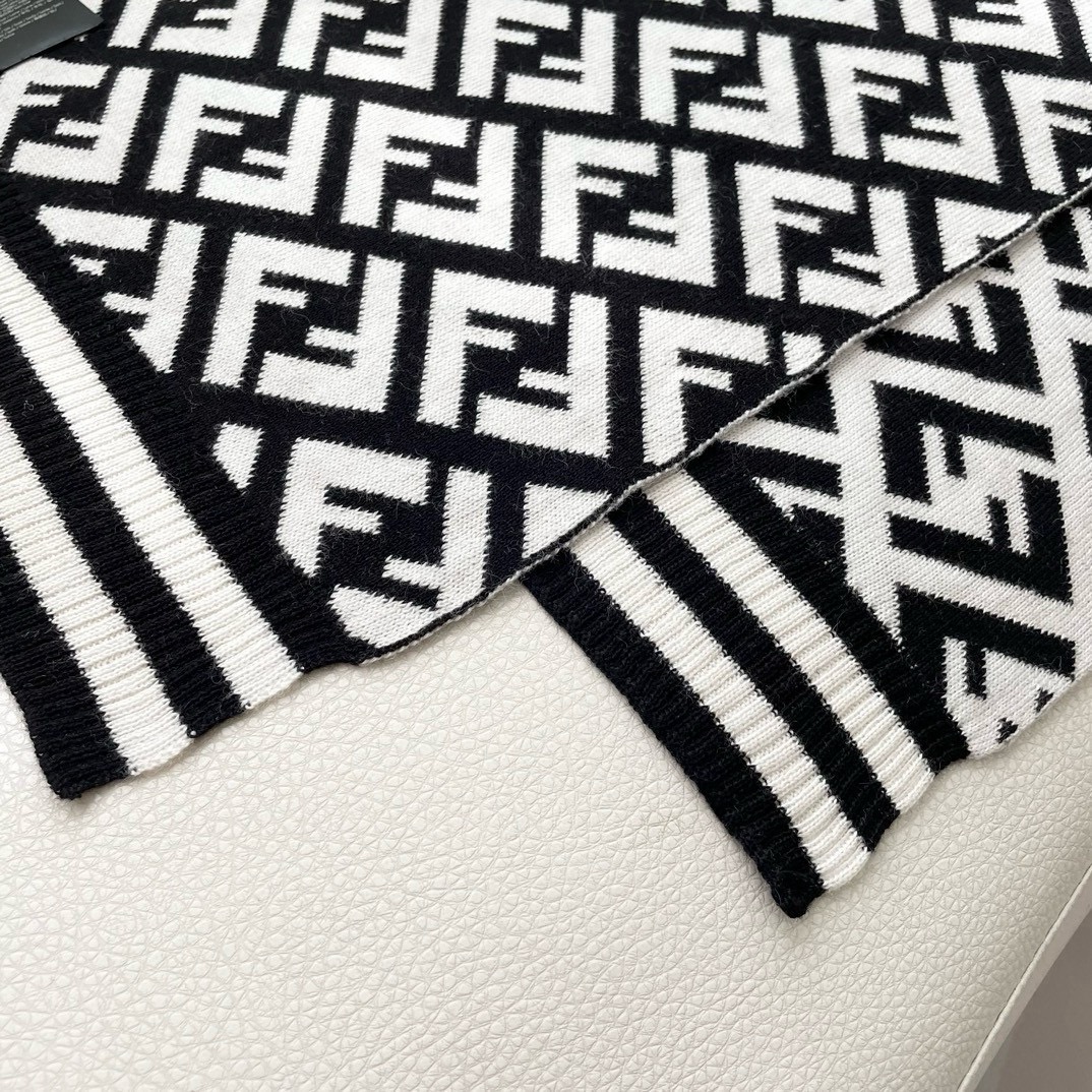  芬迪 最能碰撞出高级感❗️今年最流行的老花FF元素风格，时髦小姐姐推荐~Fendi 羊绒围巾~搭配服饰
