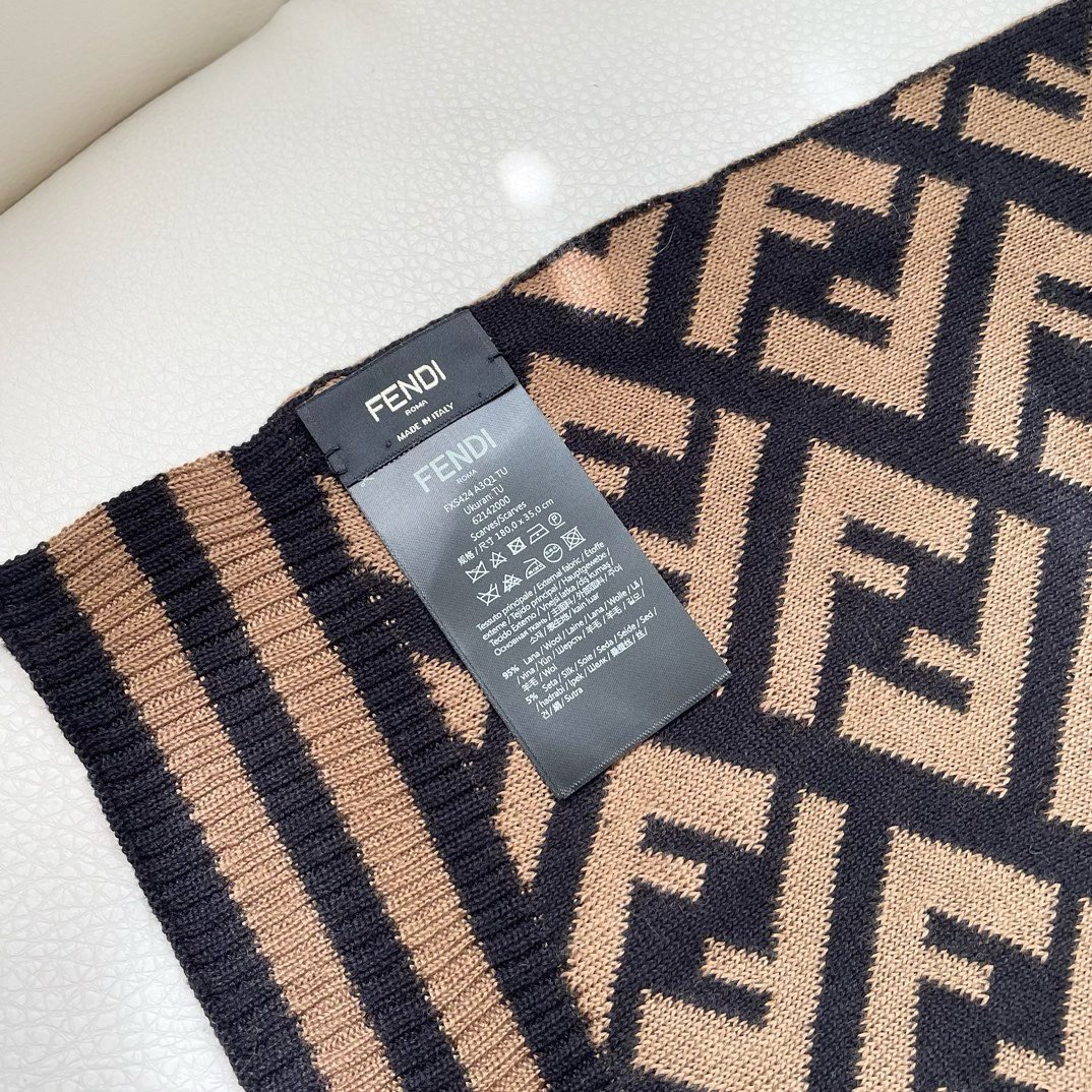  芬迪 最能碰撞出高级感❗️今年最流行的老花FF元素风格，时髦小姐姐推荐~Fendi 羊绒围巾~搭配服饰