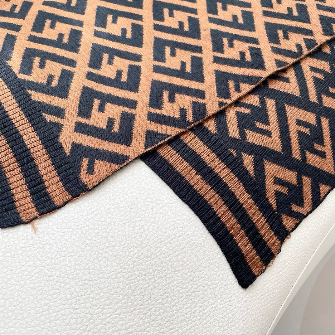  芬迪 最能碰撞出高级感❗️今年最流行的老花FF元素风格，时髦小姐姐推荐~Fendi 羊绒围巾~搭配服饰