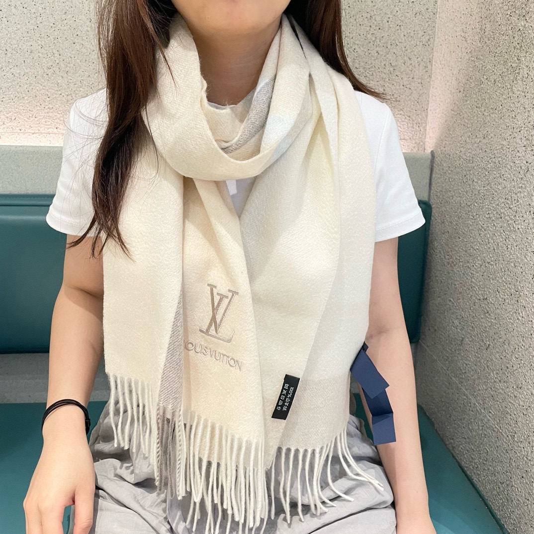  100%山羊绒  2025Lv家 顶级山羊绒，新款男女通用情侣款👫重磅推荐💥 经典的条纹格子，搭配任何