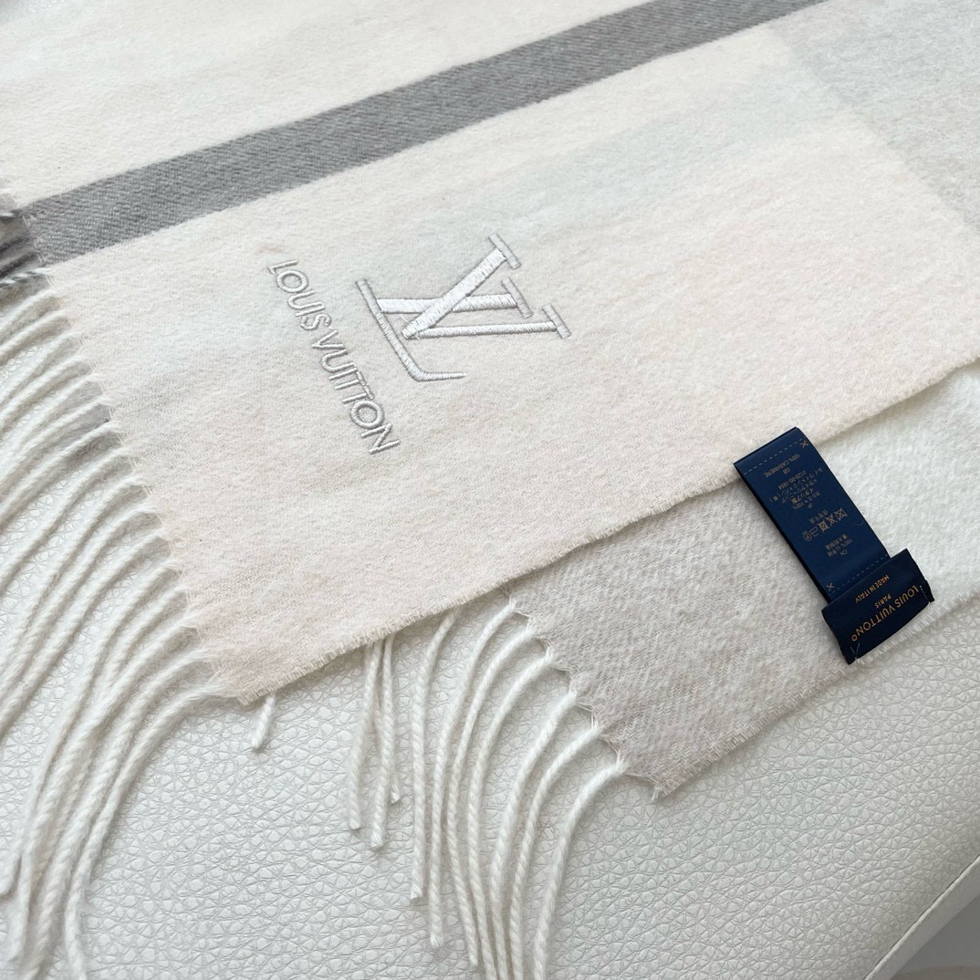  100%山羊绒  2025Lv家 顶级山羊绒，新款男女通用情侣款👫重磅推荐💥 经典的条纹格子，搭配任何