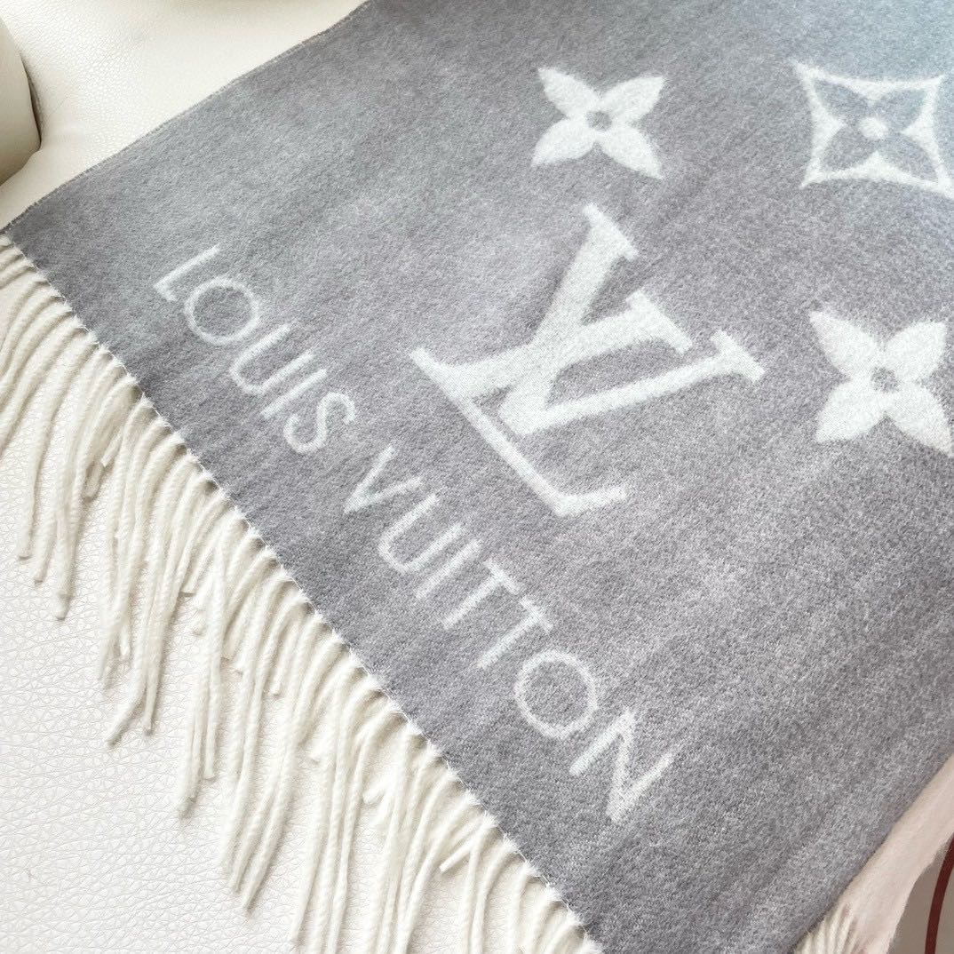 ✨✨LV万众瞩目的货品 前后经历了足足四个月的摸索打版 总算不负众望将最好的东西呈现给大家 看似简单的三