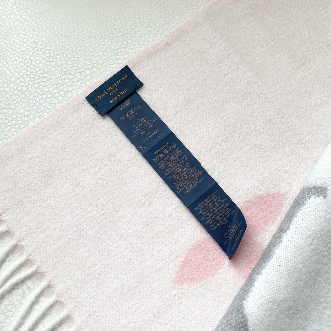 ✨✨LV万众瞩目的货品 前后经历了足足四个月的摸索打版 总算不负众望将最好的东西呈现给大家 看似简单的三