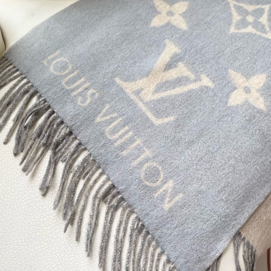 ✨✨LV万众瞩目的货品 前后经历了足足四个月的摸索打版 总算不负众望将最好的东西呈现给大家 看似简单的三