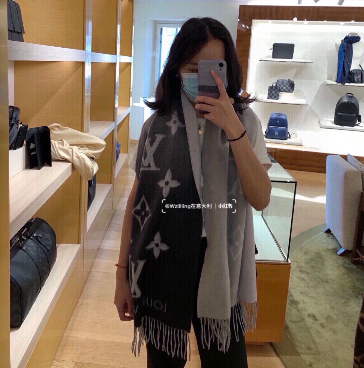 ✨✨LV万众瞩目的货品 前后经历了足足四个月的摸索打版 总算不负众望将最好的东西呈现给大家 看似简单的三