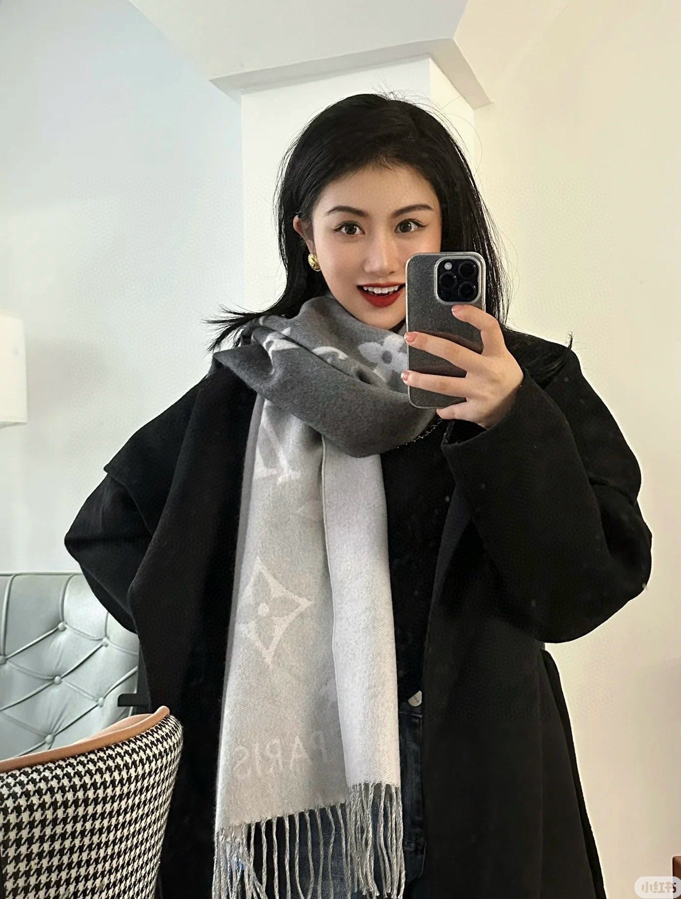 ✨✨LV万众瞩目的货品 前后经历了足足四个月的摸索打版 总算不负众望将最好的东西呈现给大家 看似简单的三