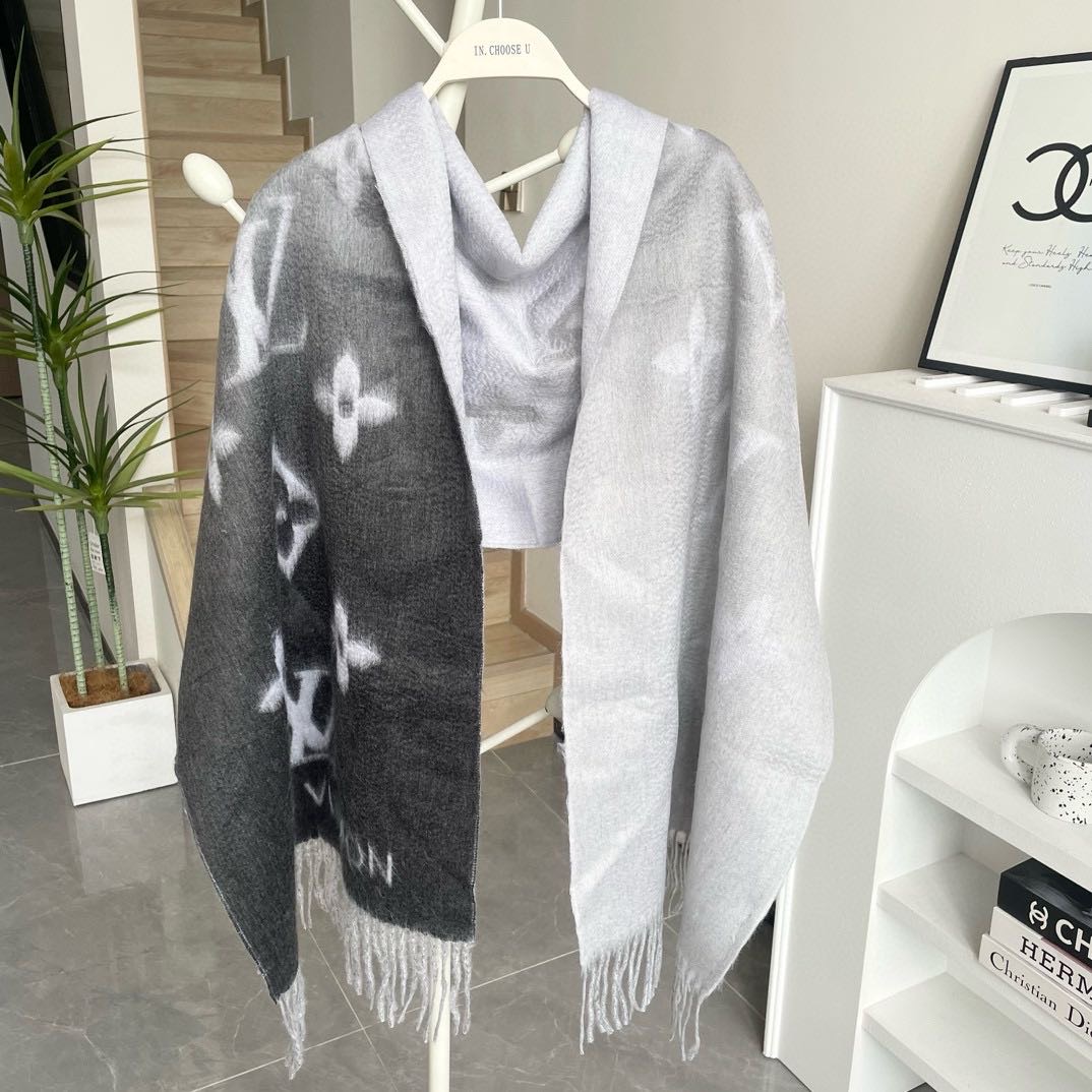 ✨✨LV万众瞩目的货品 前后经历了足足四个月的摸索打版 总算不负众望将最好的东西呈现给大家 看似简单的三