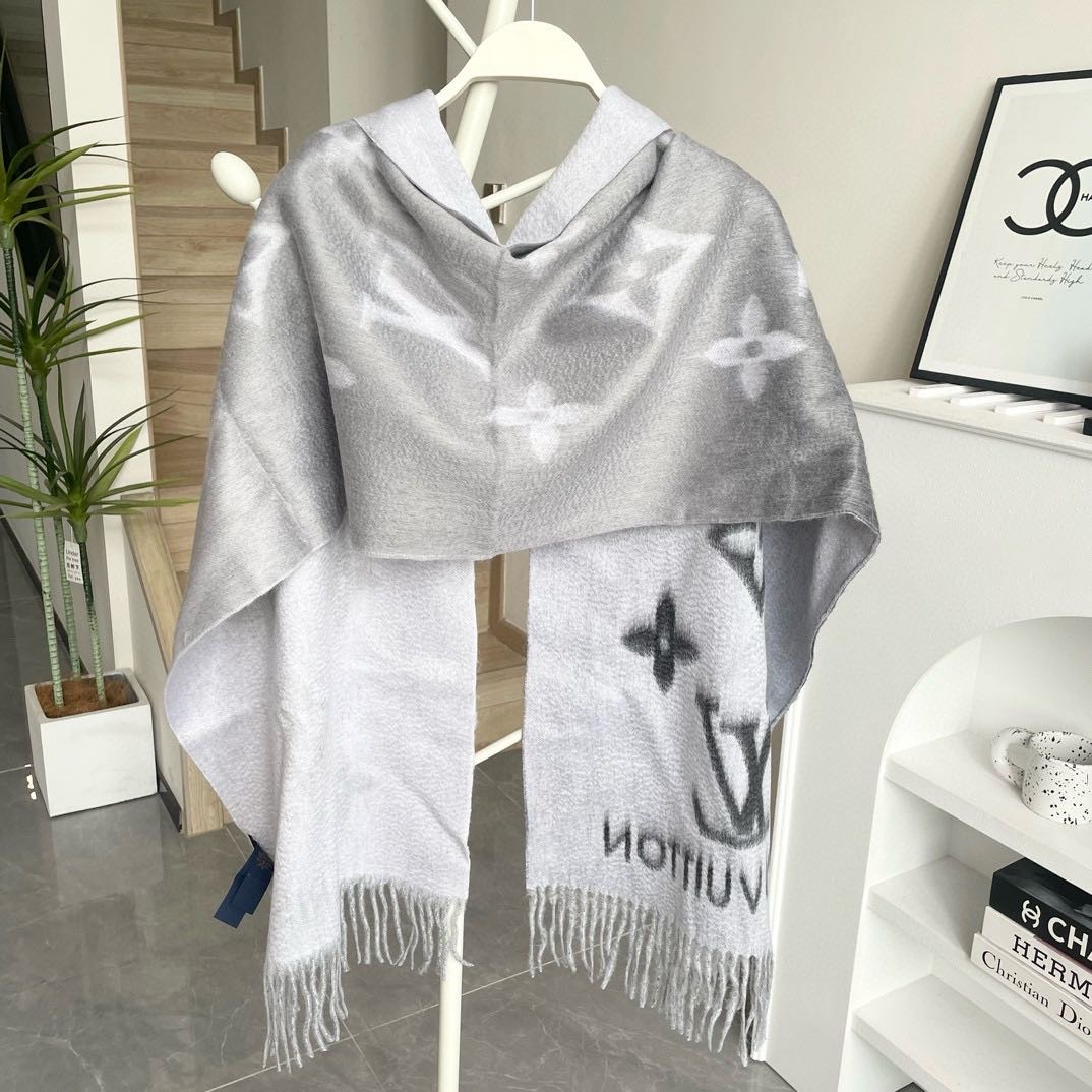 ✨✨LV万众瞩目的货品 前后经历了足足四个月的摸索打版 总算不负众望将最好的东西呈现给大家 看似简单的三