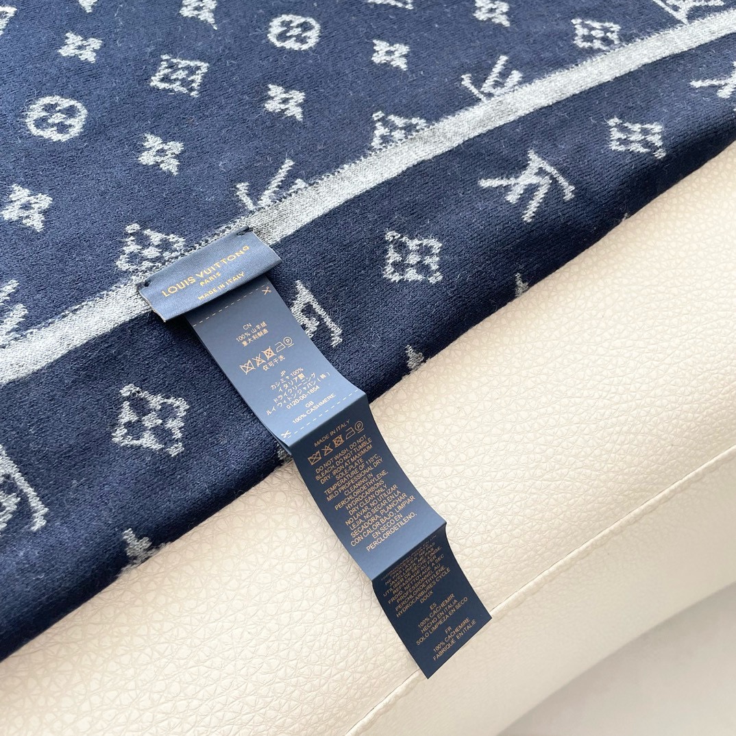  爆款上新 情侣款👍👍LV 独家牛货🐂  奢华尽在尺寸之间，高端品质‼️具有超高羊绒品质才会被此品牌青睐