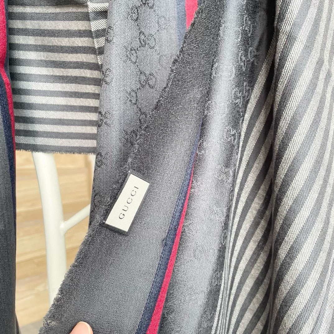  古奇25年专柜最新款‼️东西有多正可以自己看，这款不需要太多华丽的语言修饰。色织提花棋盘格工艺，线条缎