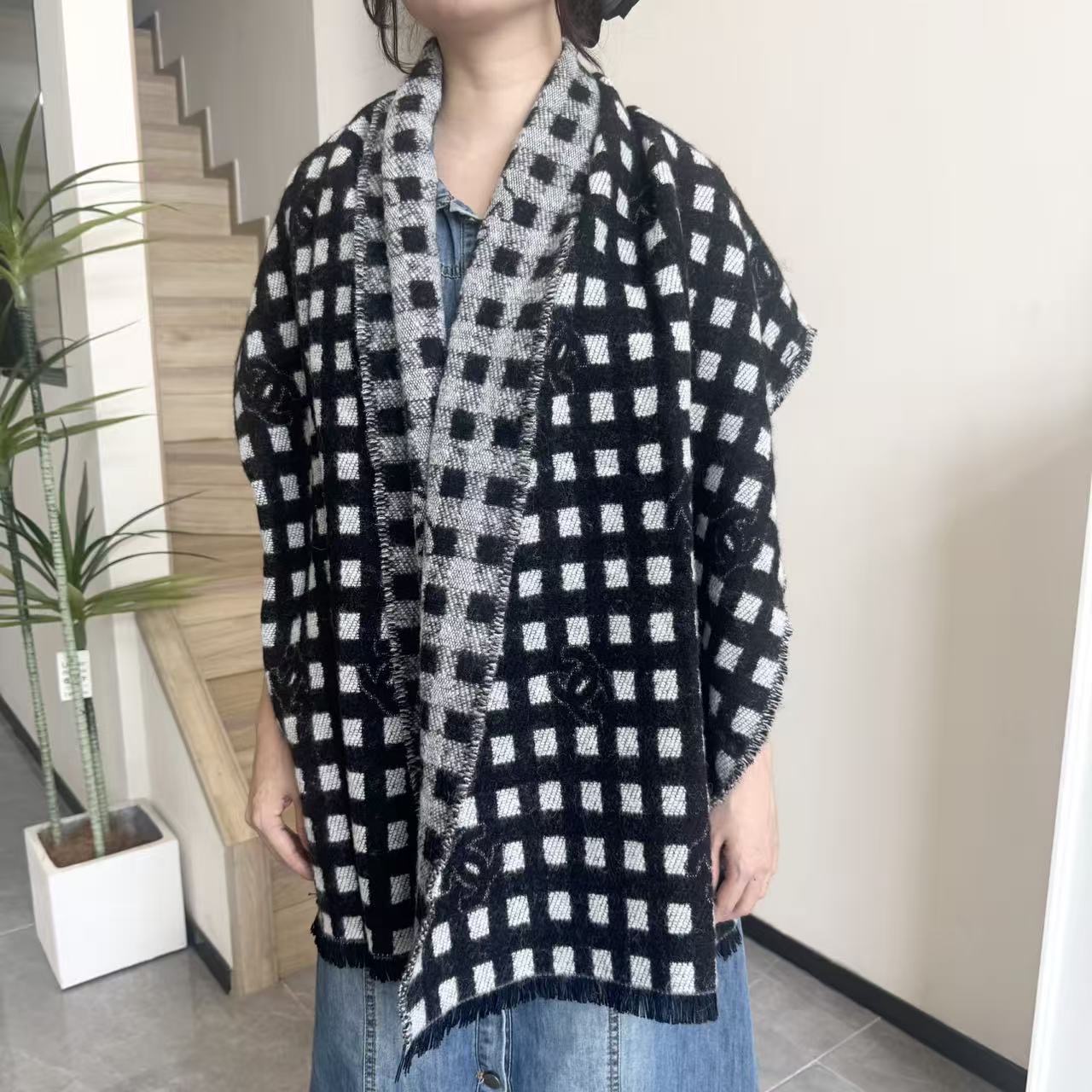  香奈儿新款🗣姑娘们出来炸街啦
黑色系色调真的无敌经典了。不是俗气的漂白。就本色调，带点米的高级配色。～