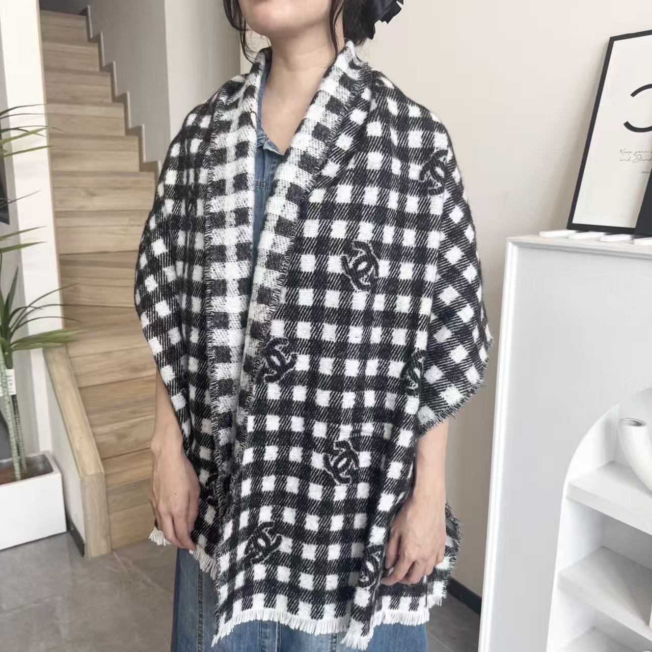  香奈儿新款🗣姑娘们出来炸街啦
黑色系色调真的无敌经典了。不是俗气的漂白。就本色调，带点米的高级配色。～