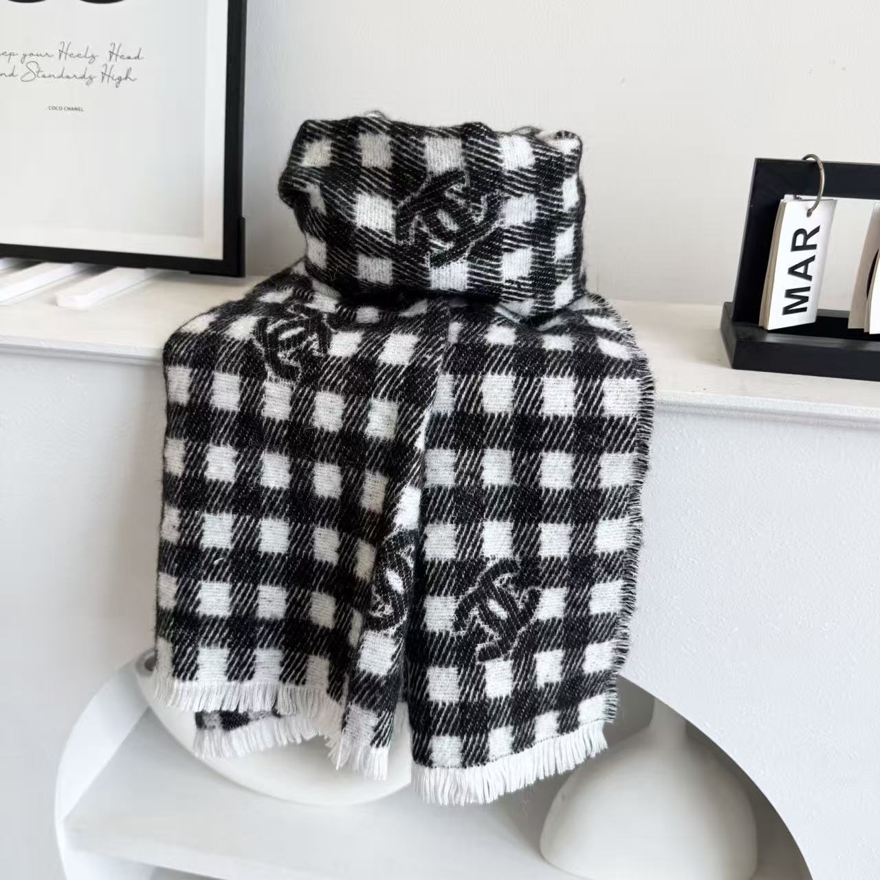  香奈儿新款🗣姑娘们出来炸街啦
黑色系色调真的无敌经典了。不是俗气的漂白。就本色调，带点米的高级配色。～