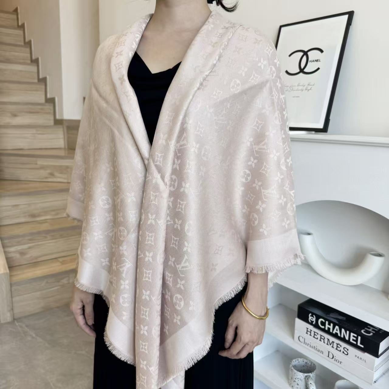  方巾】LV披肩❤️经典金丝👍搭配丝毛混纺的华美质感，与成衣和配饰系列单品搭配相宜。
尺寸：140 x 