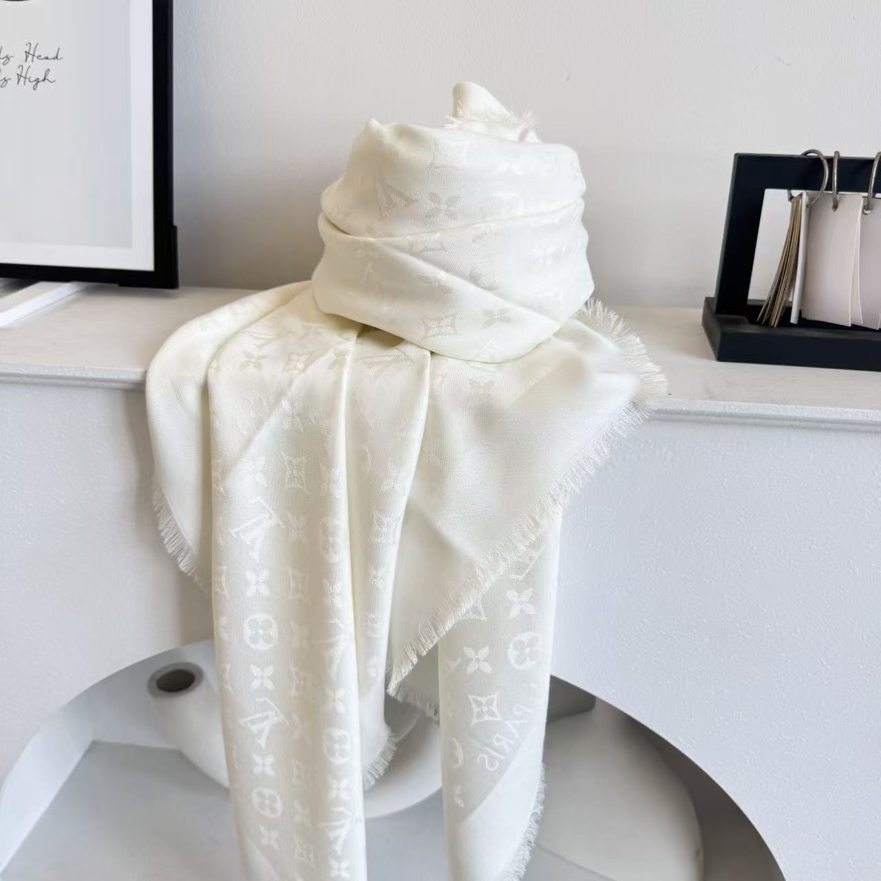  方巾】LV披肩❤️经典金丝👍搭配丝毛混纺的华美质感，与成衣和配饰系列单品搭配相宜。
尺寸：140 x 