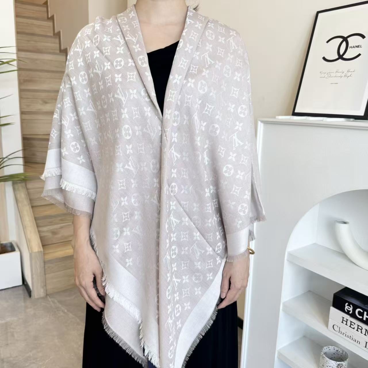  方巾】LV披肩❤️经典金丝👍搭配丝毛混纺的华美质感，与成衣和配饰系列单品搭配相宜。
尺寸：140 x 