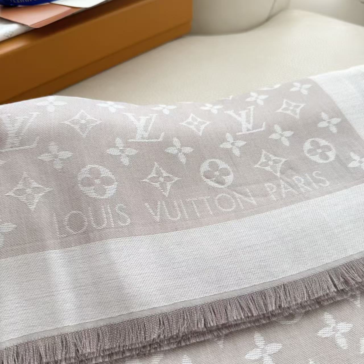  方巾】LV披肩❤️经典金丝👍搭配丝毛混纺的华美质感，与成衣和配饰系列单品搭配相宜。
尺寸：140 x 