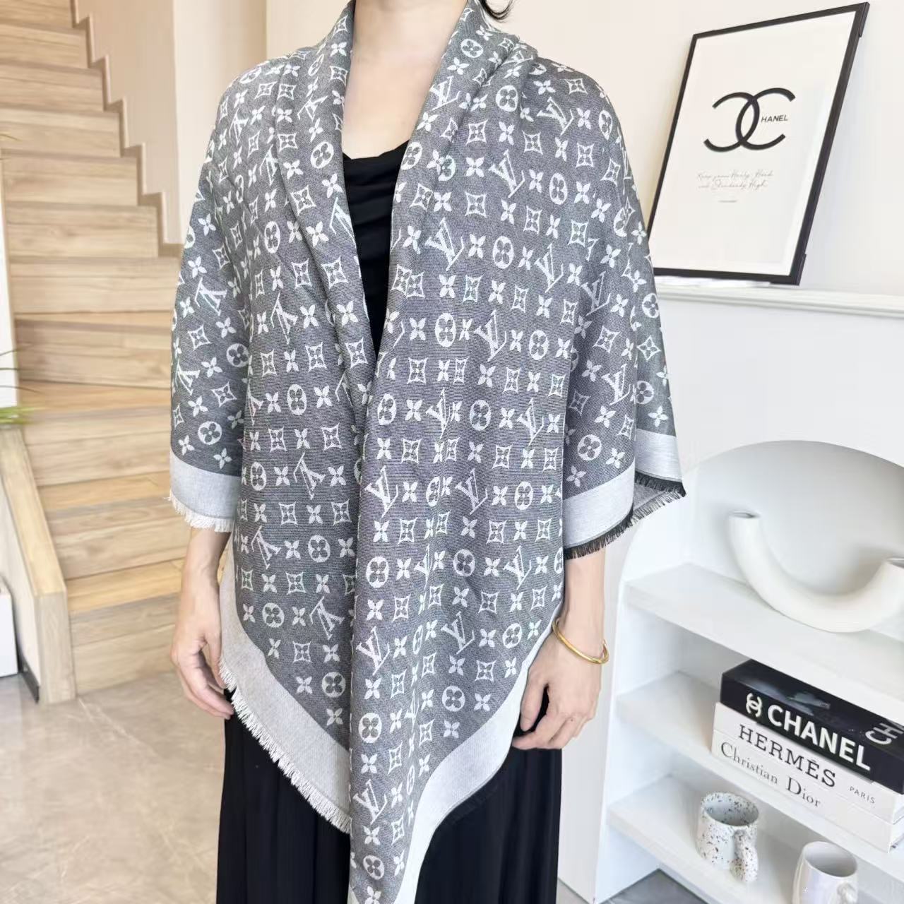  方巾】LV披肩❤️经典金丝👍搭配丝毛混纺的华美质感，与成衣和配饰系列单品搭配相宜。
尺寸：140 x 