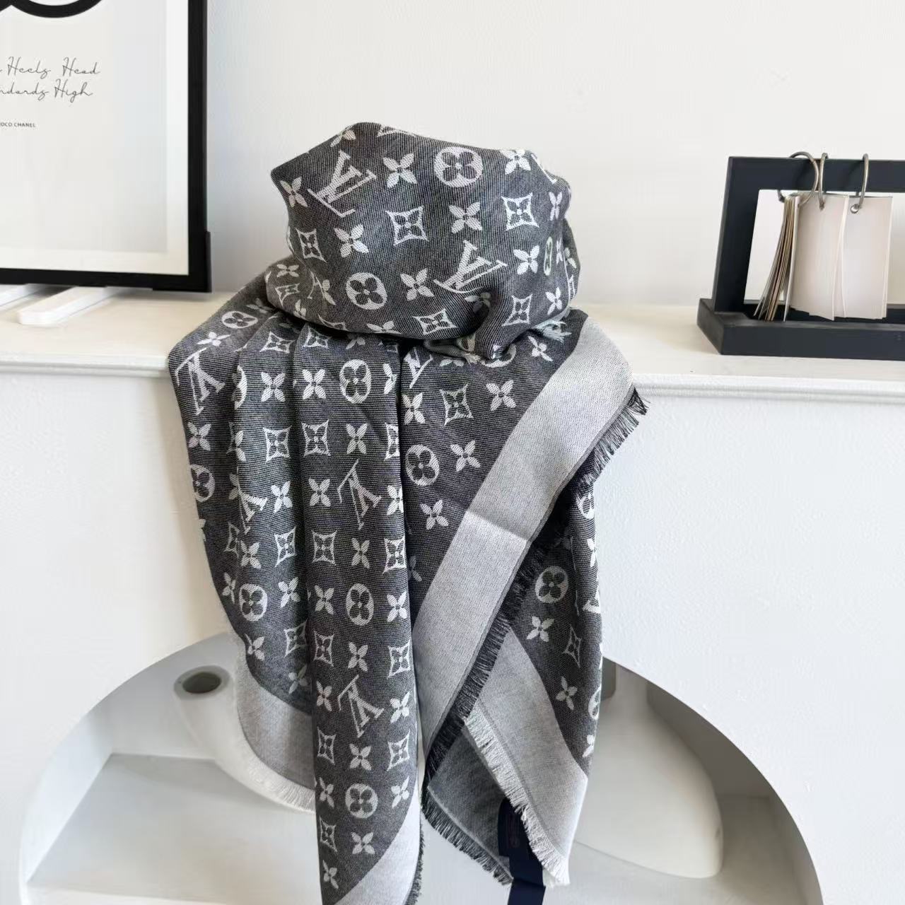  方巾】LV披肩❤️经典金丝👍搭配丝毛混纺的华美质感，与成衣和配饰系列单品搭配相宜。
尺寸：140 x 