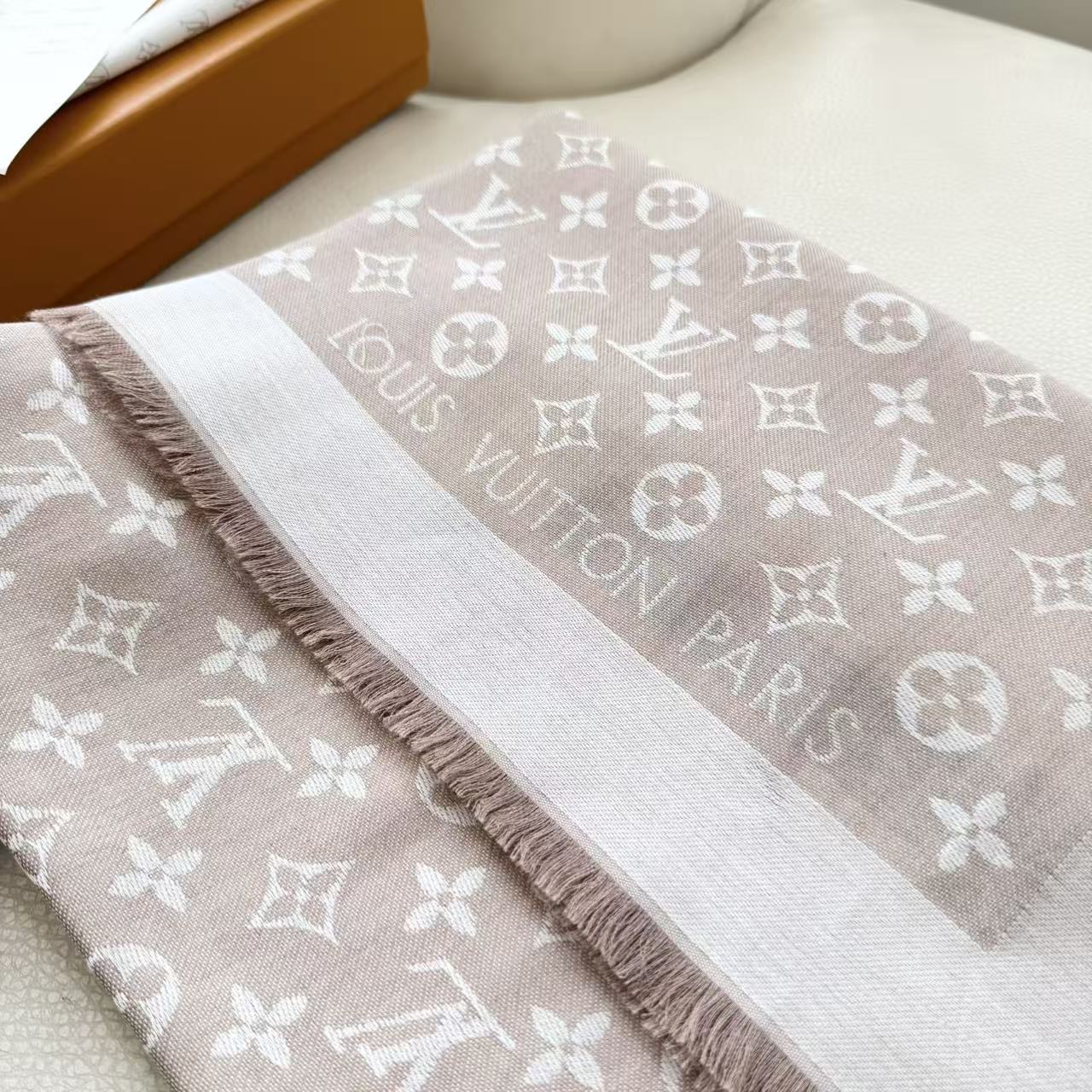  方巾】LV披肩❤️经典金丝👍搭配丝毛混纺的华美质感，与成衣和配饰系列单品搭配相宜。
尺寸：140 x 