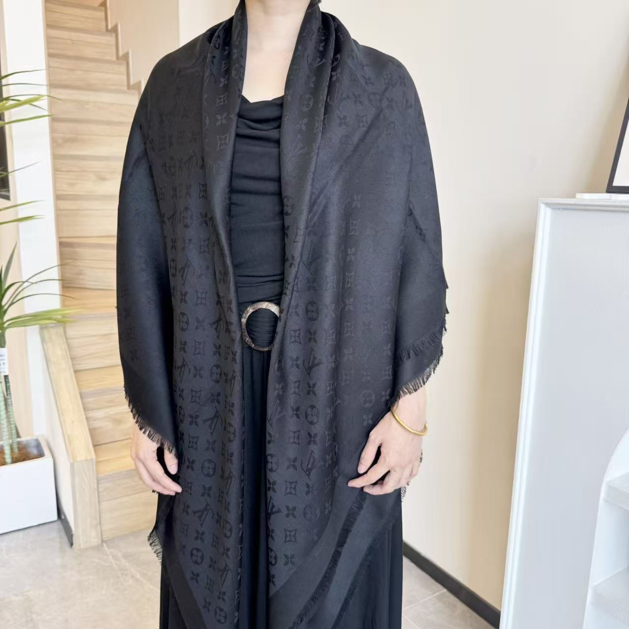  方巾】LV披肩❤️经典金丝👍搭配丝毛混纺的华美质感，与成衣和配饰系列单品搭配相宜。
尺寸：140 x 