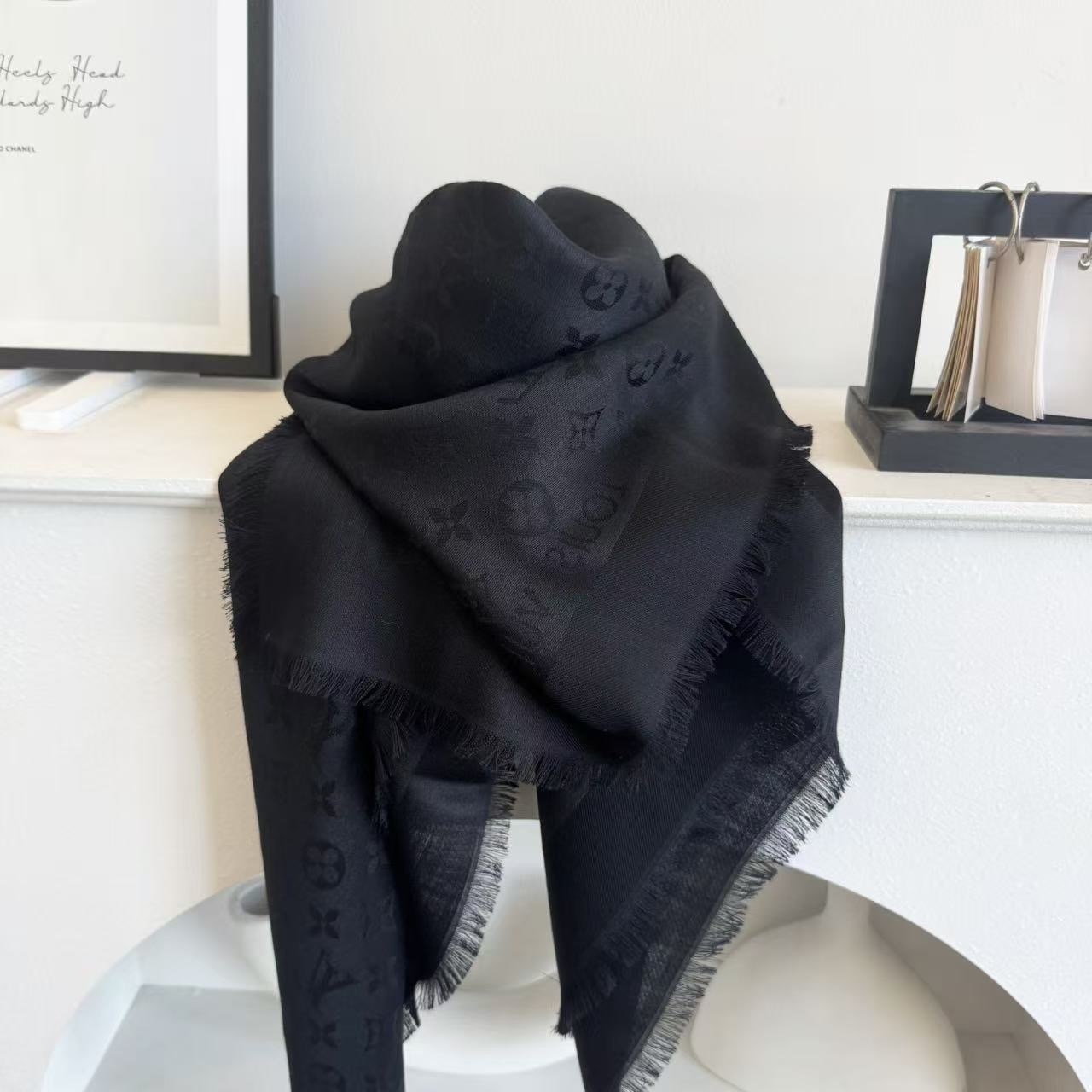  方巾】LV披肩❤️经典金丝👍搭配丝毛混纺的华美质感，与成衣和配饰系列单品搭配相宜。
尺寸：140 x 