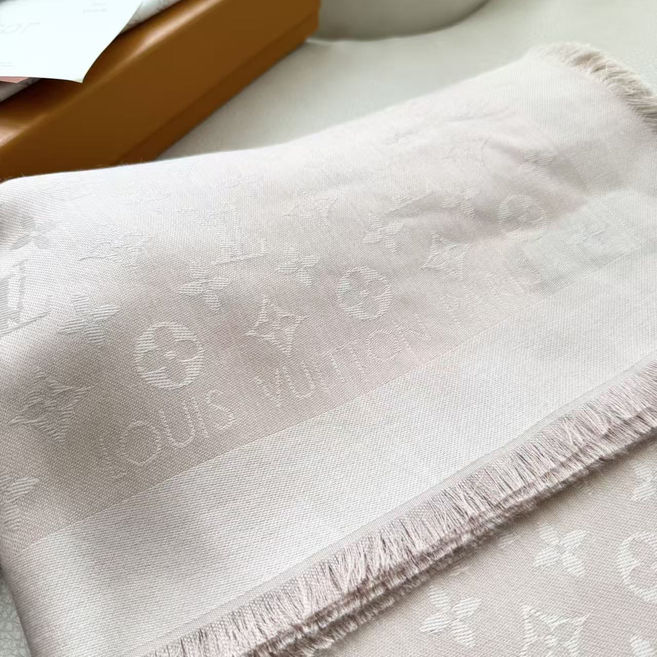  方巾】LV披肩❤️经典金丝👍搭配丝毛混纺的华美质感，与成衣和配饰系列单品搭配相宜。
尺寸：140 x 