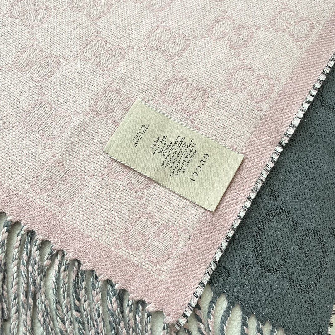   高版本 牛❗️稳稳的“高段位”！！全网最高版本❗️】时髦过冬！！Gucci秋冬新款提花双面围巾！高端