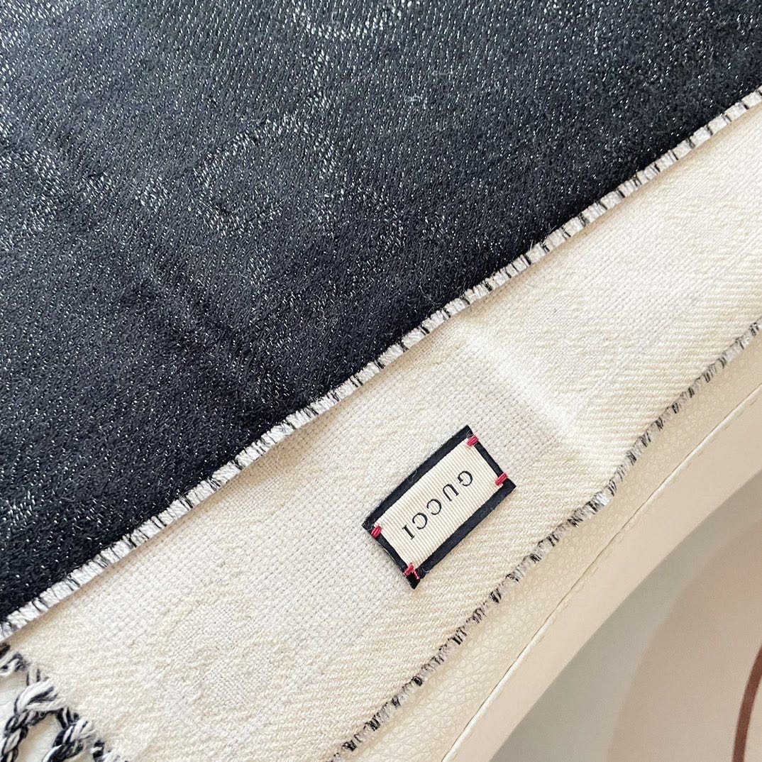   高版本 牛❗️稳稳的“高段位”！！全网最高版本❗️】时髦过冬！！Gucci秋冬新款提花双面围巾！高端