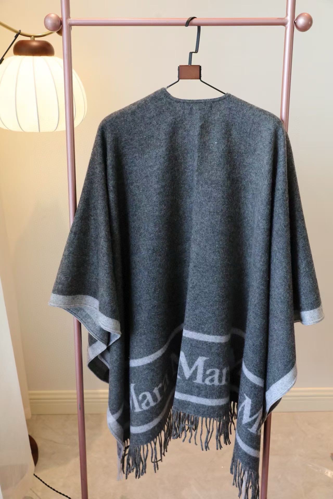  Maxmara臻品推荐，24年最火的斗篷披肩，同步专柜5000➕，秋冬新款！亲妈价格给力推荐！造型功能