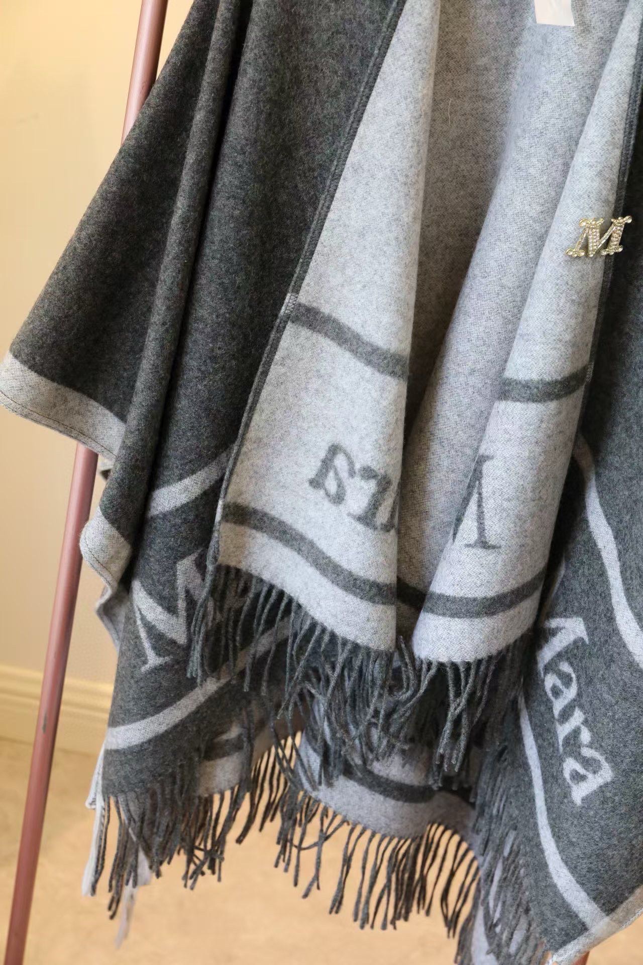  Maxmara臻品推荐，24年最火的斗篷披肩，同步专柜5000➕，秋冬新款！亲妈价格给力推荐！造型功能