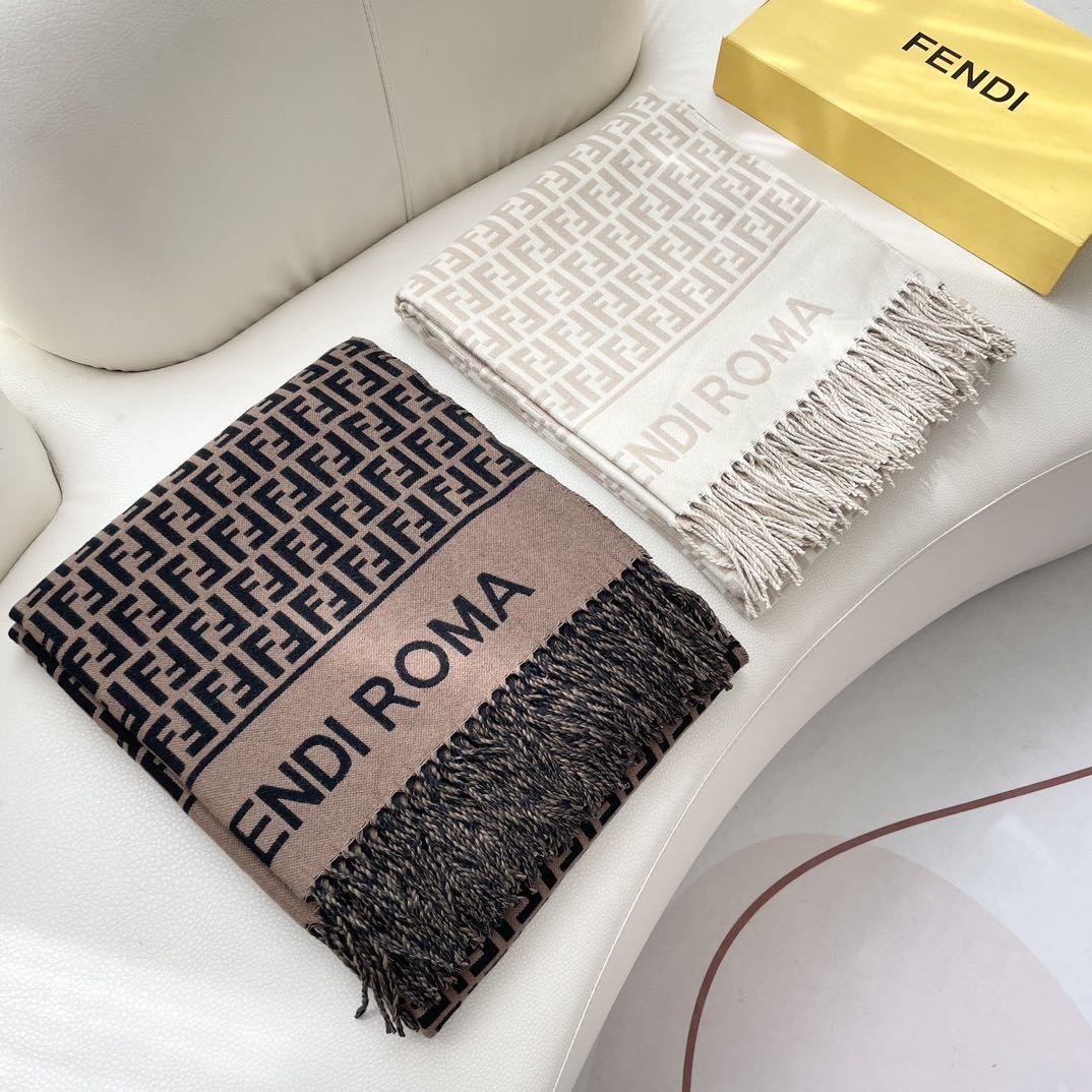  ✨✨爆款来了新款免代购❗️极品‼️重磅最新经典FF字母元素羊毛斗篷，大极品‼️F主打的斗篷，专柜也是刚