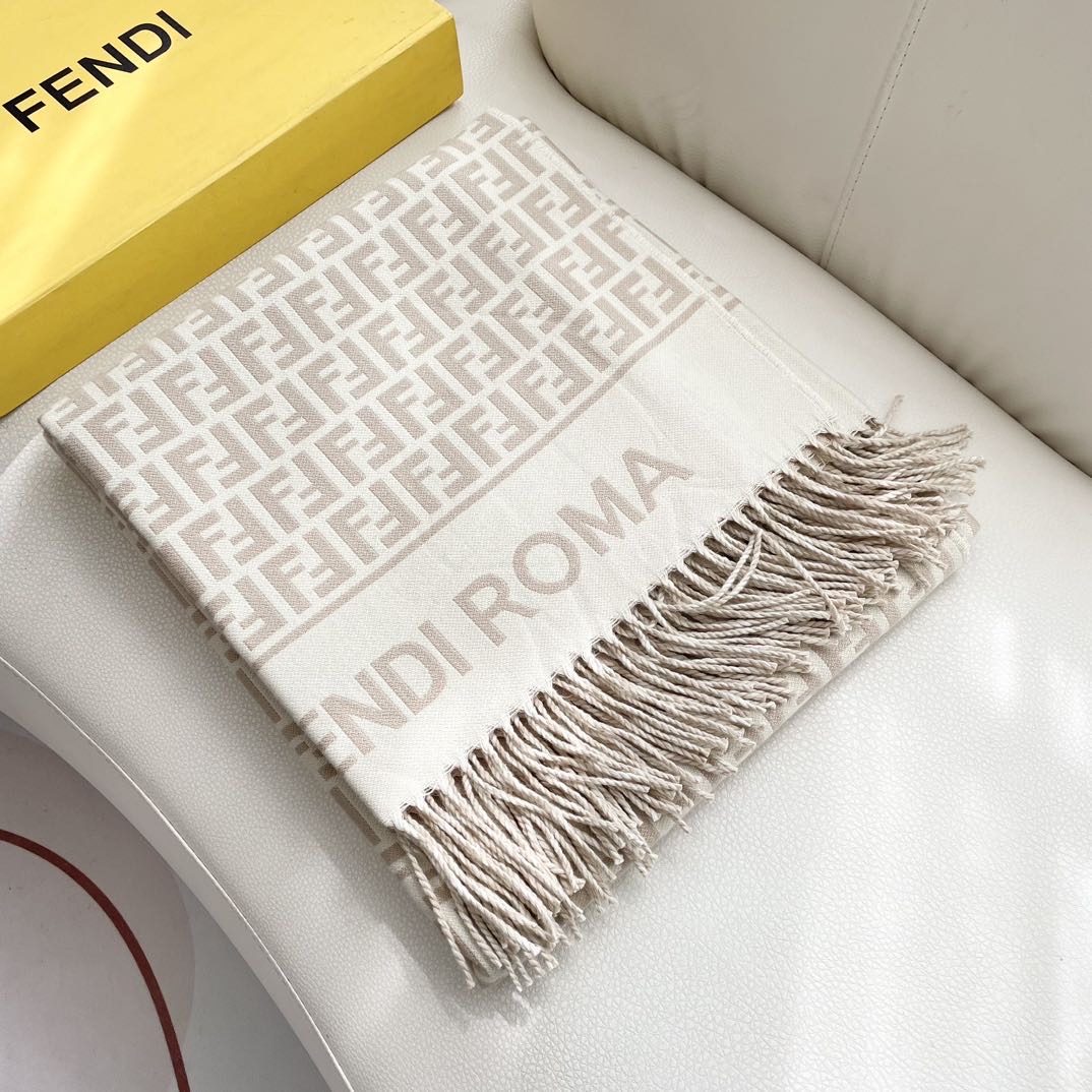  ✨✨爆款来了新款免代购❗️极品‼️重磅最新经典FF字母元素羊毛斗篷，大极品‼️F主打的斗篷，专柜也是刚