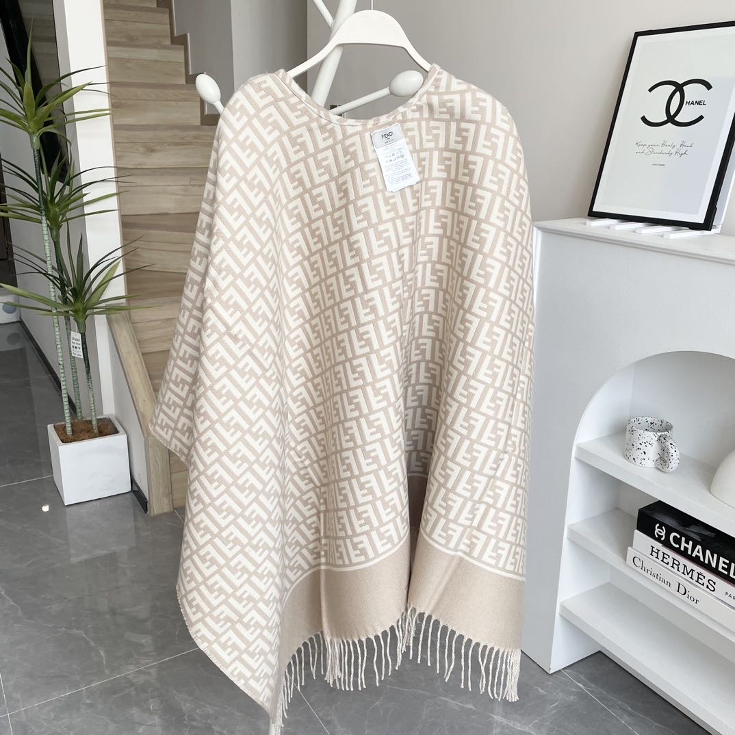  ✨✨爆款来了新款免代购❗️极品‼️重磅最新经典FF字母元素羊毛斗篷，大极品‼️F主打的斗篷，专柜也是刚