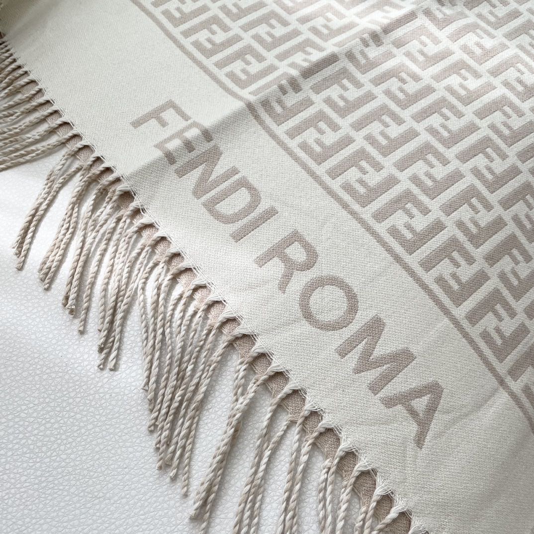  ✨✨爆款来了新款免代购❗️极品‼️重磅最新经典FF字母元素羊毛斗篷，大极品‼️F主打的斗篷，专柜也是刚